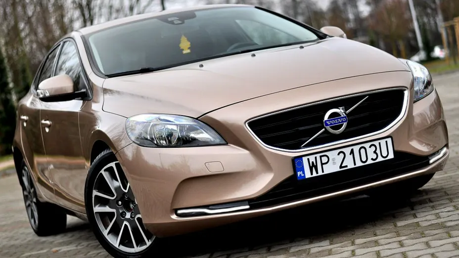 VOLVO V40 -