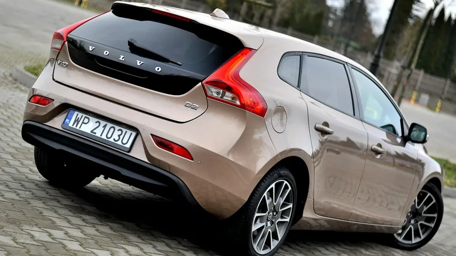 VOLVO V40 -