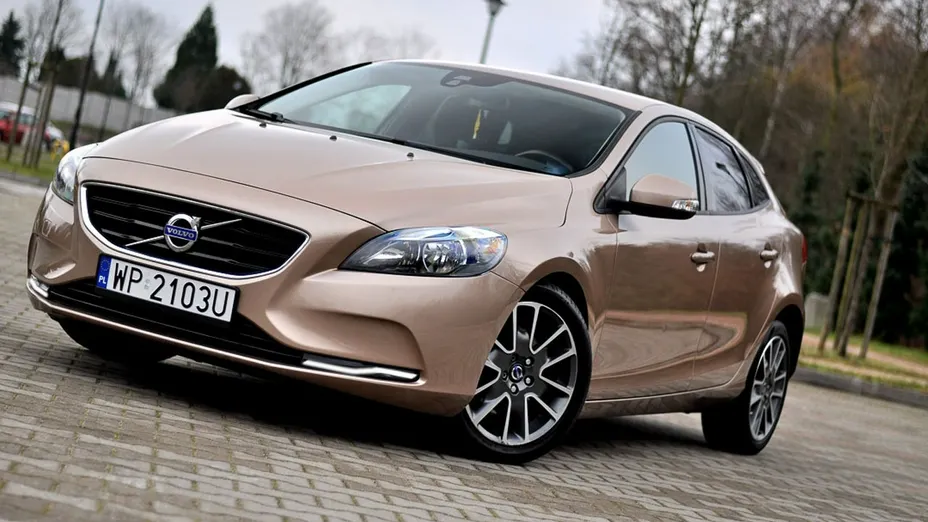 VOLVO V40 -