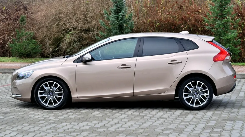 VOLVO V40 -