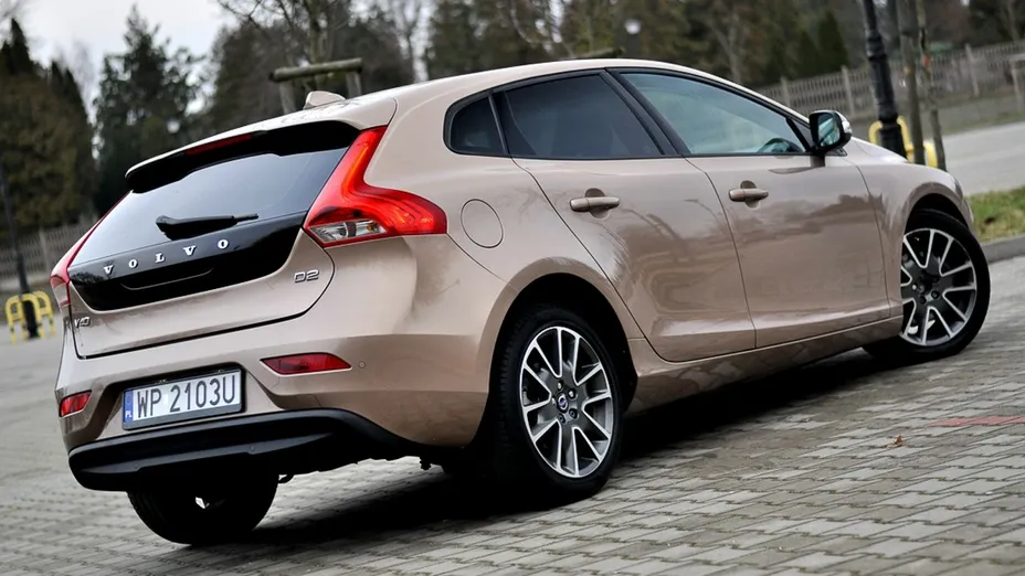 VOLVO V40 -