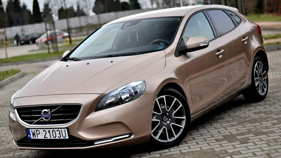 VOLVO V40 -