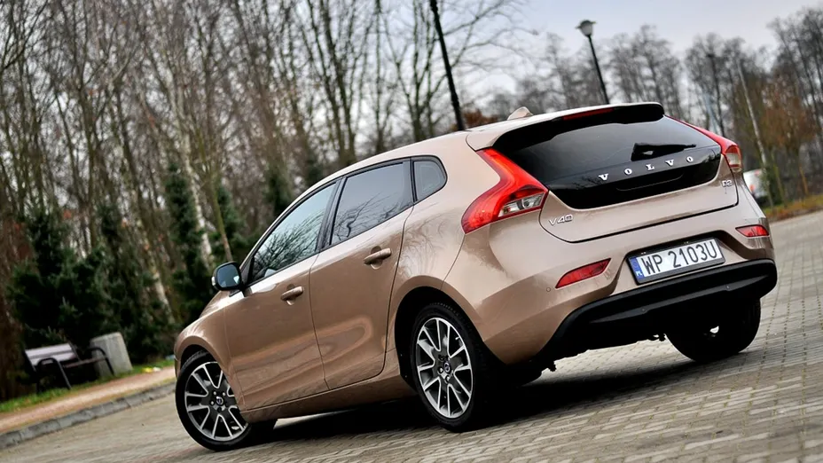 VOLVO V40 -