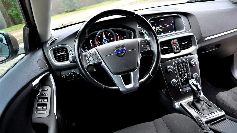 VOLVO V40 -
