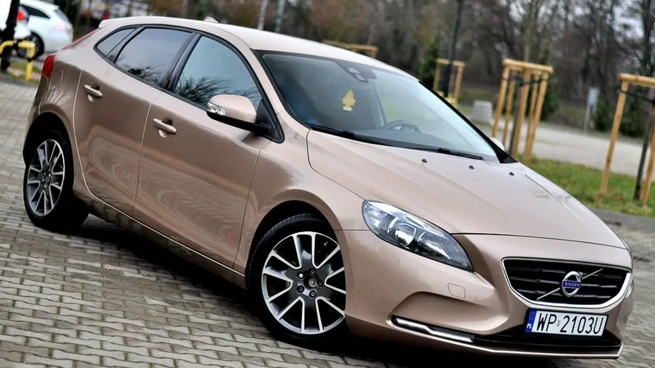 VOLVO V40 -