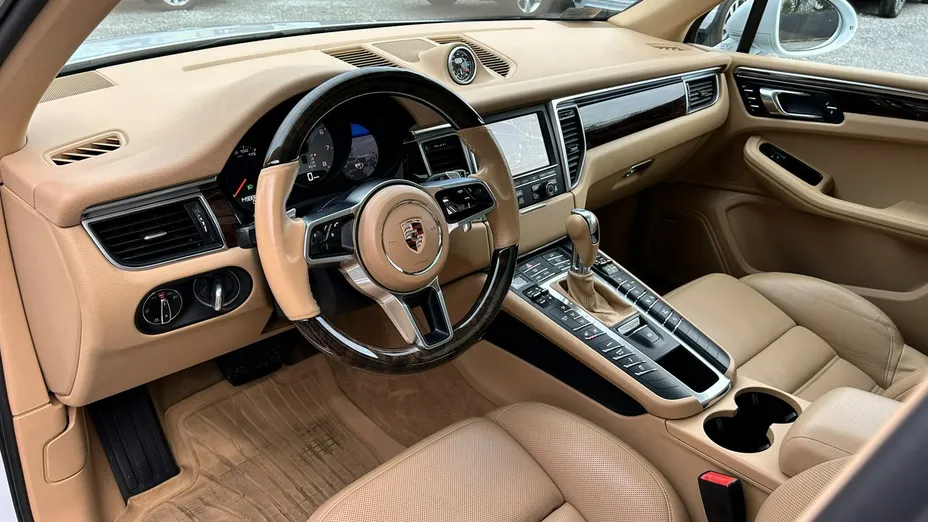 PORSCHE Macan -