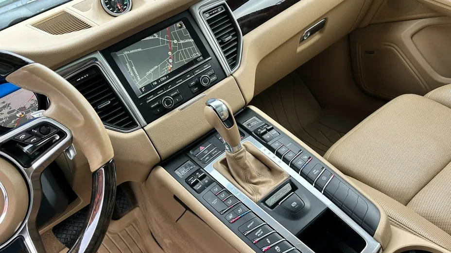 PORSCHE Macan -