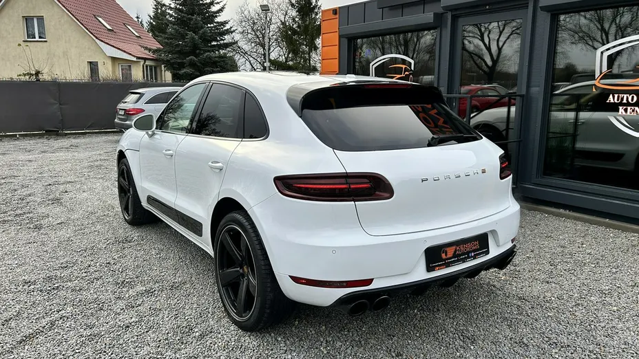 PORSCHE Macan -