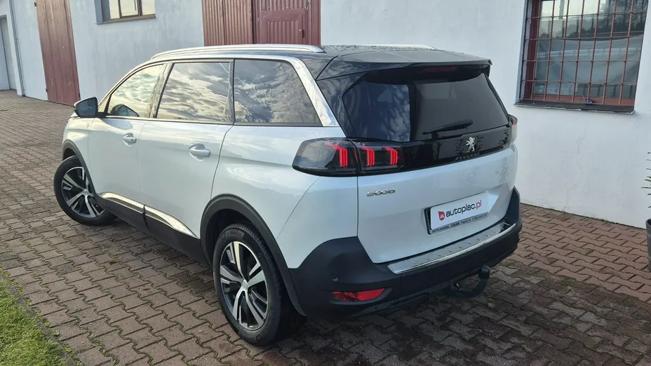 PEUGEOT 5008 -
