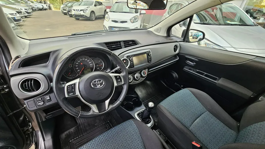 TOYOTA Yaris -