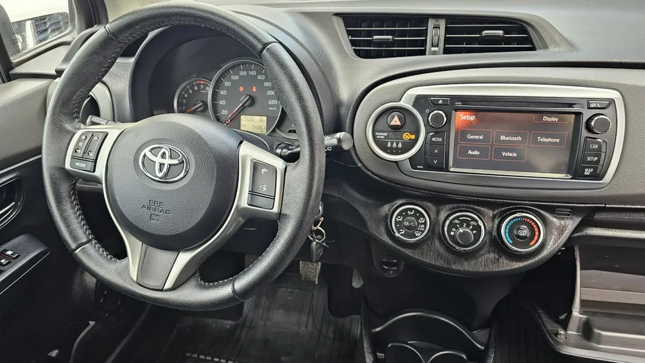TOYOTA Yaris -