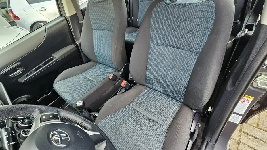TOYOTA Yaris -