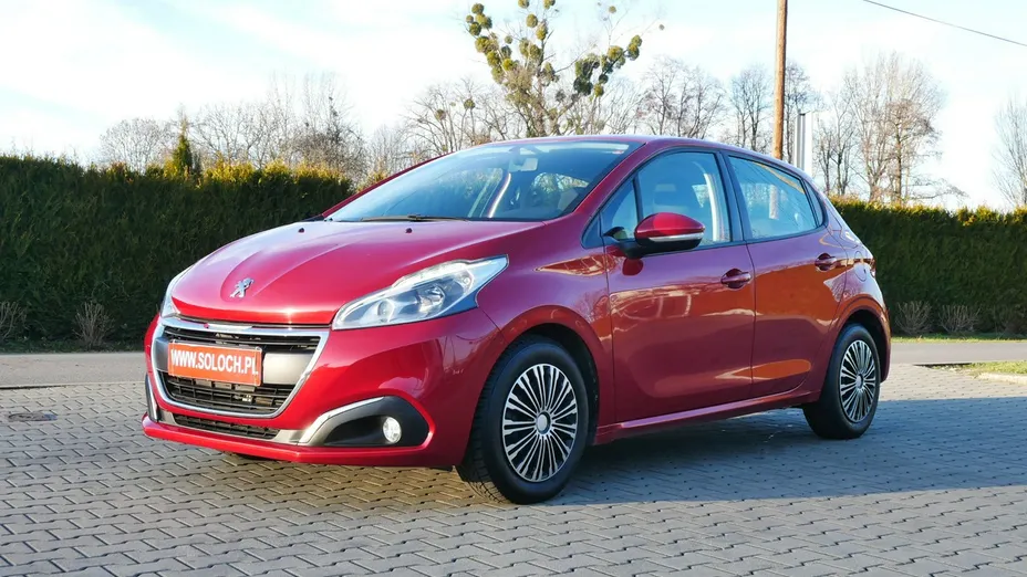 PEUGEOT 208 -