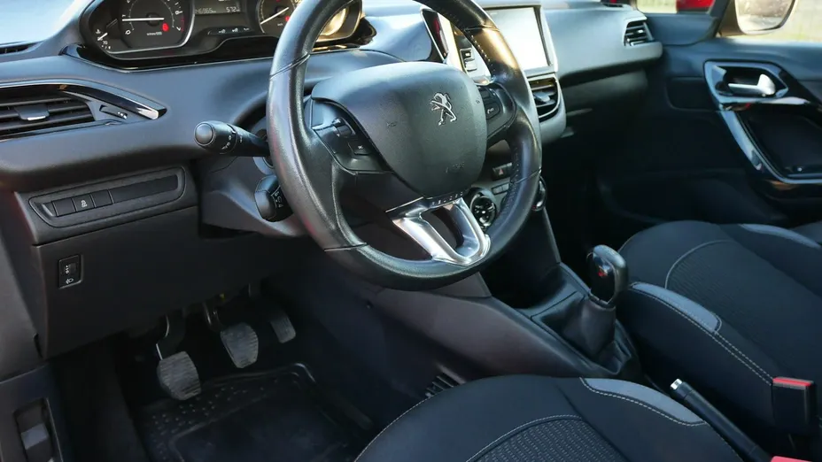 PEUGEOT 208 -