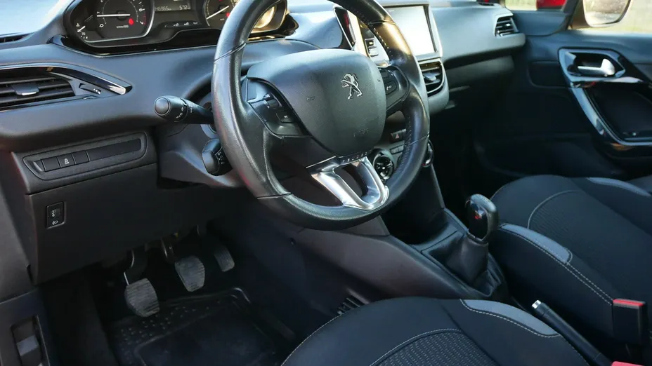 PEUGEOT 208 -