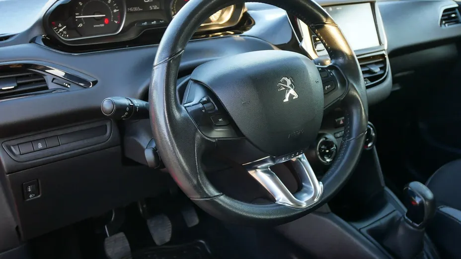 PEUGEOT 208 -