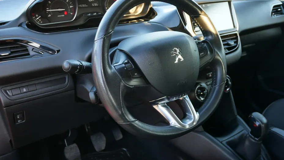 PEUGEOT 208 -