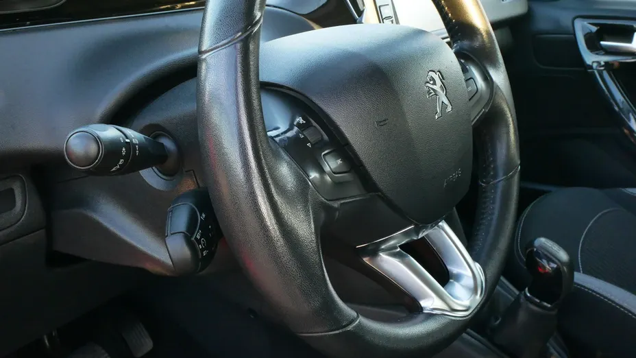 PEUGEOT 208 -
