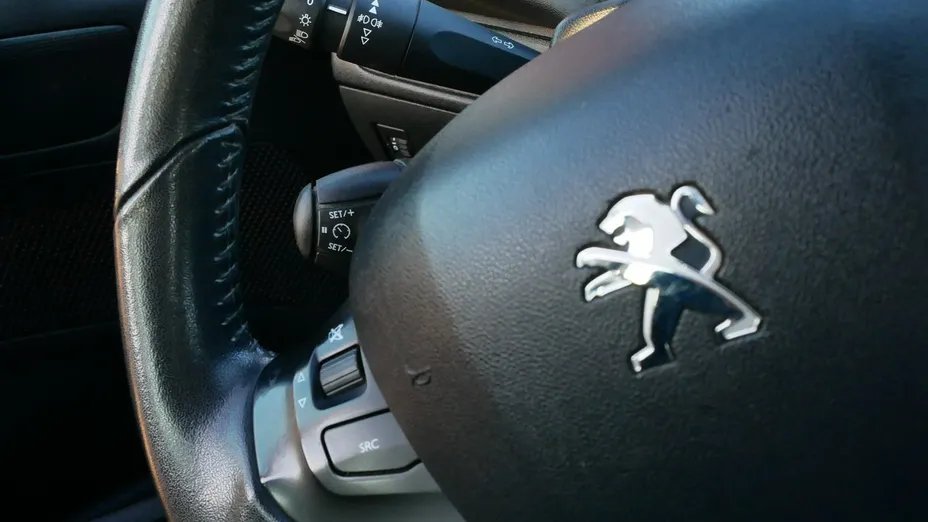 PEUGEOT 208 -