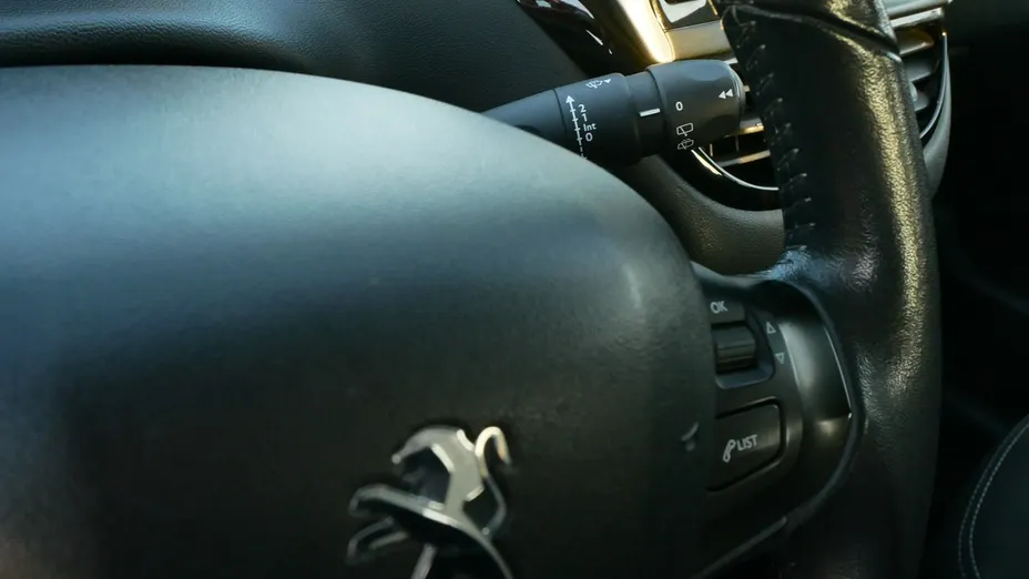 PEUGEOT 208 -