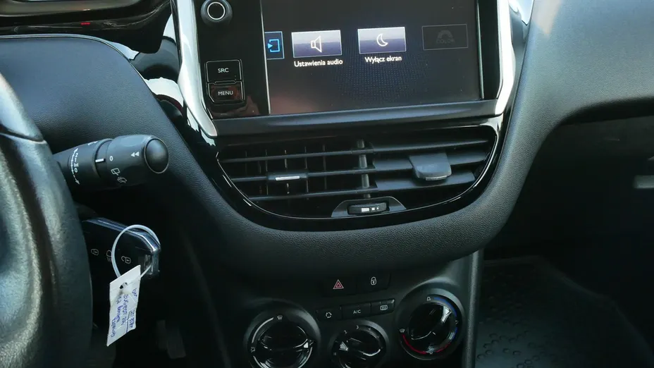 PEUGEOT 208 -