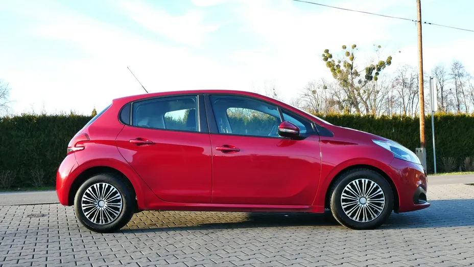 PEUGEOT 208 -