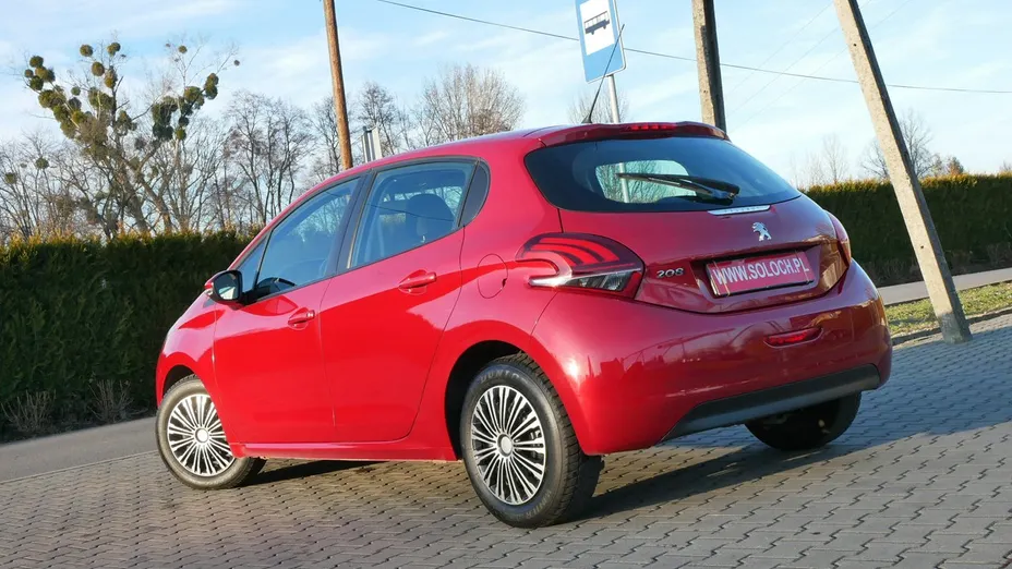 PEUGEOT 208 -