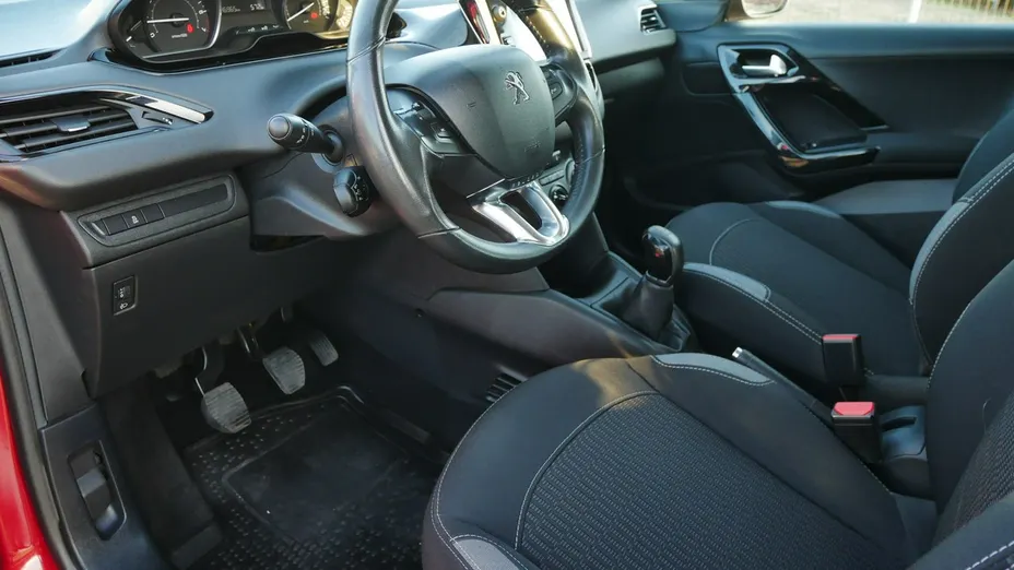 PEUGEOT 208 -