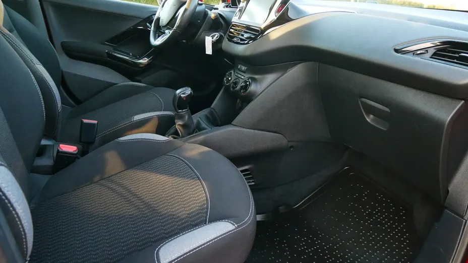 PEUGEOT 208 -