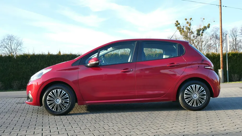 PEUGEOT 208 -