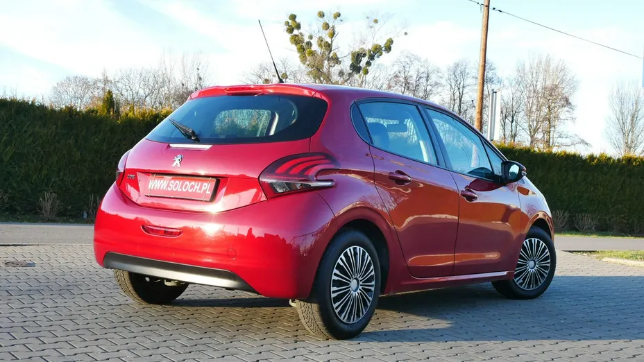 PEUGEOT 208 -