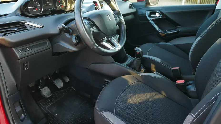 PEUGEOT 208 -