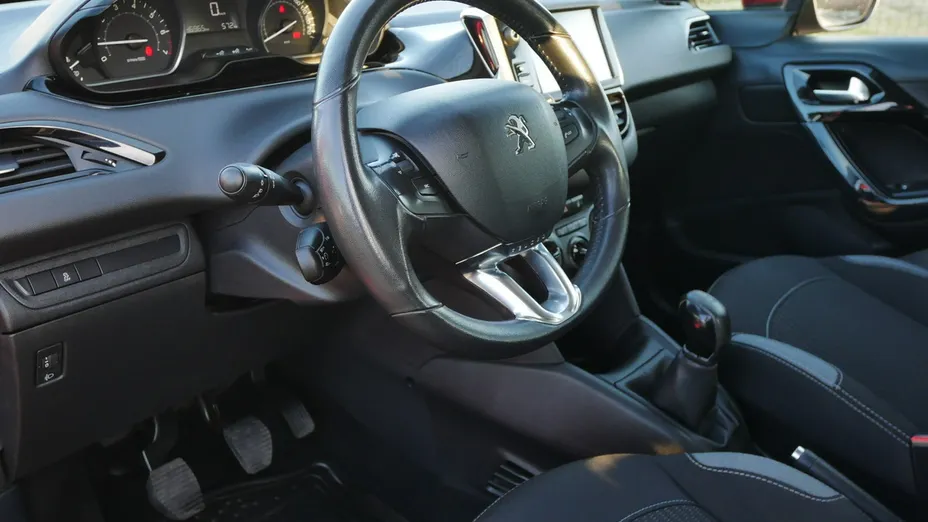 PEUGEOT 208 -