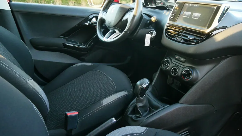 PEUGEOT 208 -