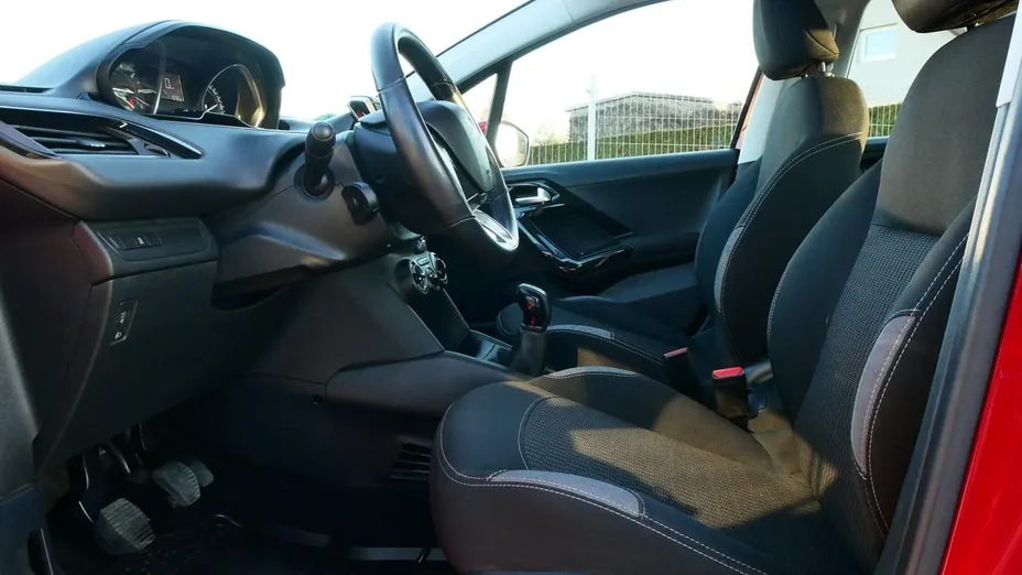 PEUGEOT 208 -