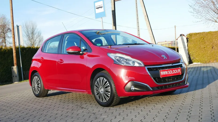 PEUGEOT 208 -