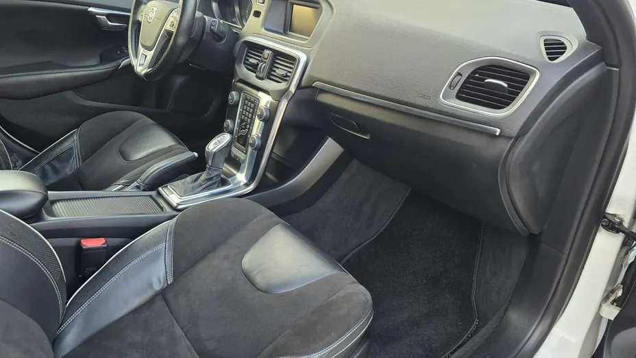 VOLVO V40 -