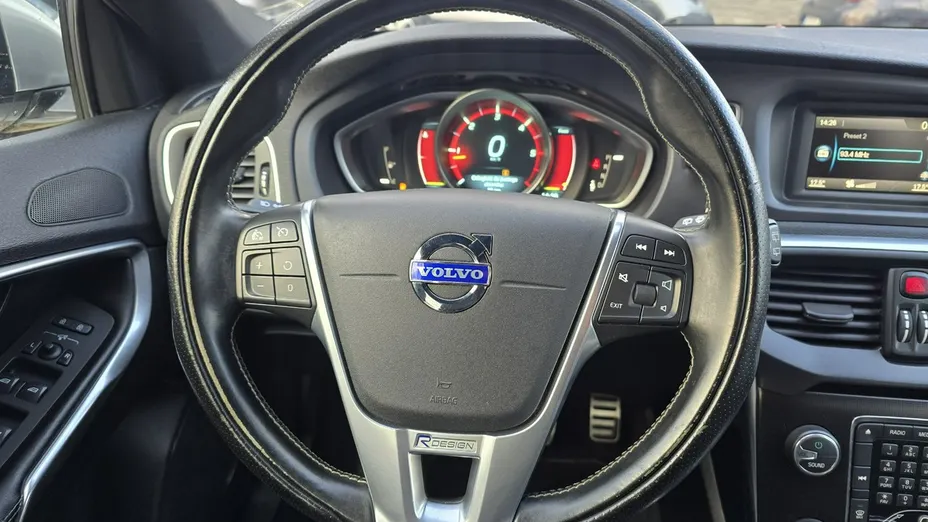 VOLVO V40 -