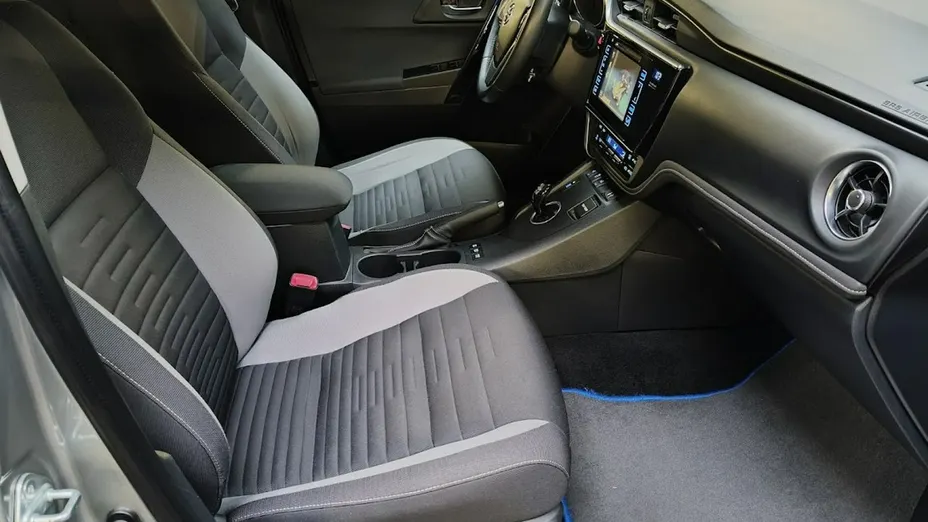 TOYOTA Auris -
