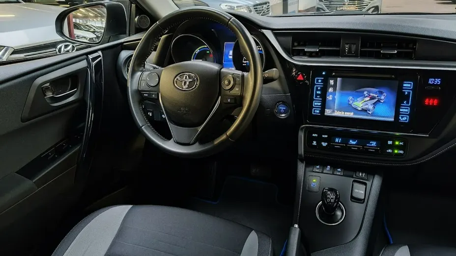 TOYOTA Auris -