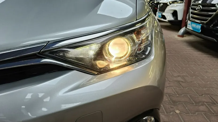 TOYOTA Auris -