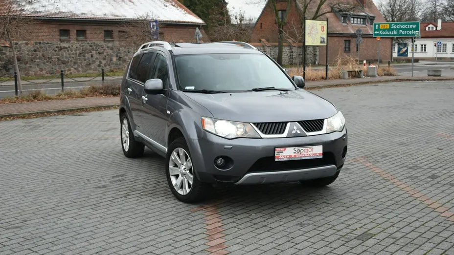 MITSUBISHI Outlander -