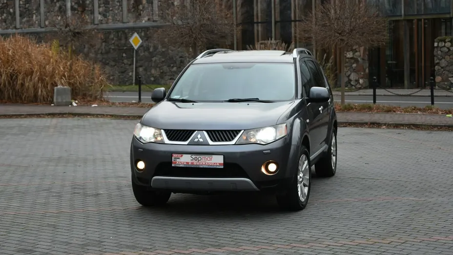 MITSUBISHI Outlander -