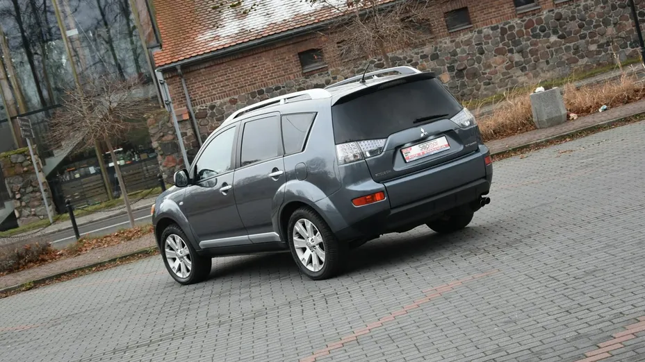 MITSUBISHI Outlander -