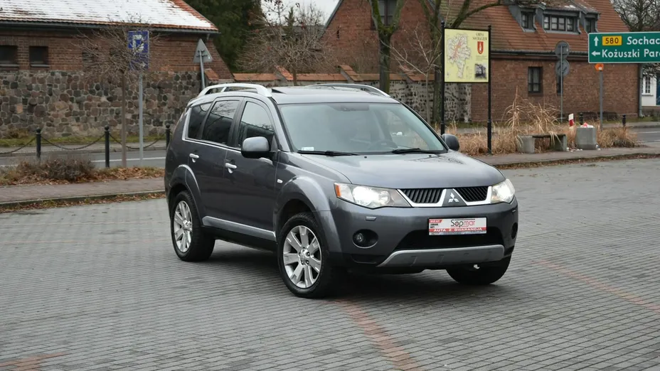 MITSUBISHI Outlander -