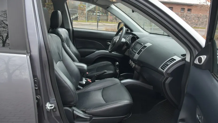 MITSUBISHI Outlander -