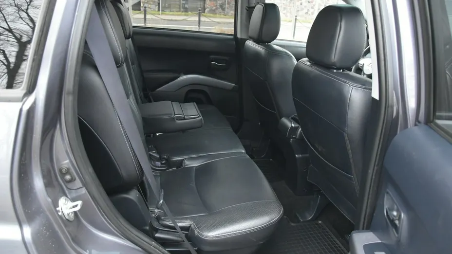 MITSUBISHI Outlander -