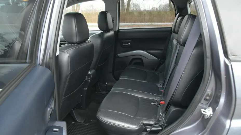 MITSUBISHI Outlander -