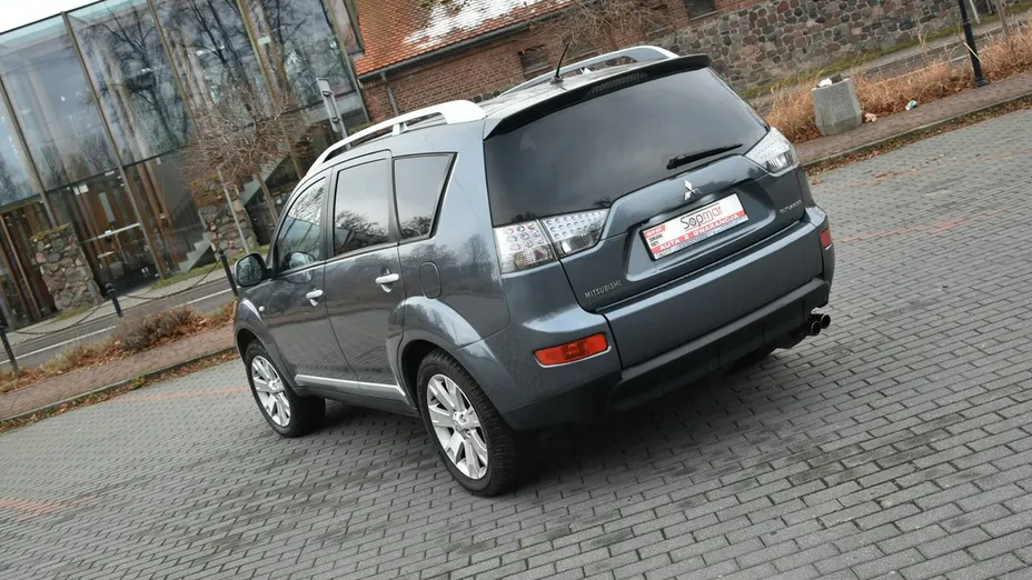 MITSUBISHI Outlander -