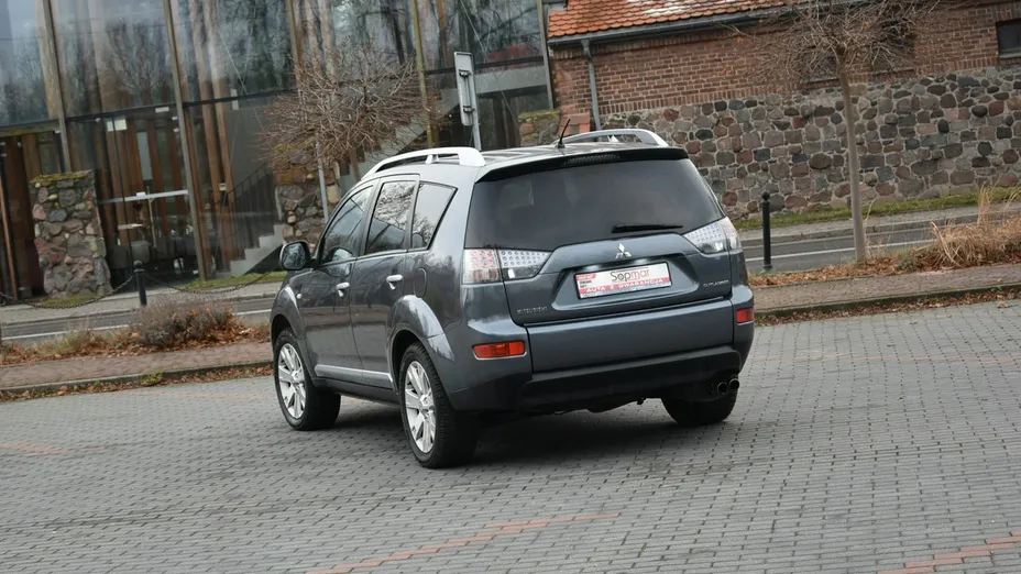 MITSUBISHI Outlander -